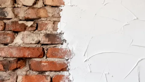 Tynkowanie starej ściany z cegły